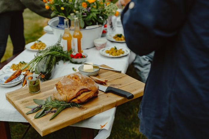 Family-Style-Dinner mit Brot und Gemüse aus eigener Küche in der Stadtfarm