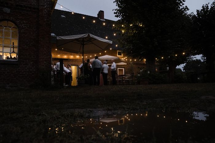 Gartenfest mit Lichterketten in der Abenddämmerung auf der Stadtfarm Hamburg