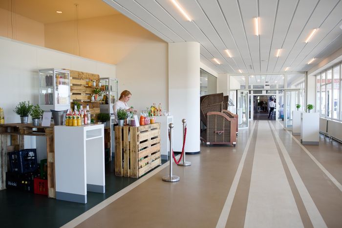 Helle Bar und Galerie im Tribünengebäude der Trabrennbahn Bahrenfeld