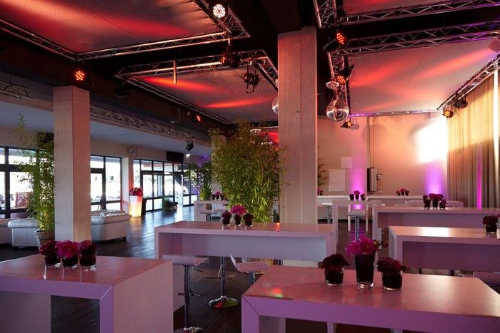Pink beleuchteter Lounge- und Tischbereich für Events auf der Trabrennbahn