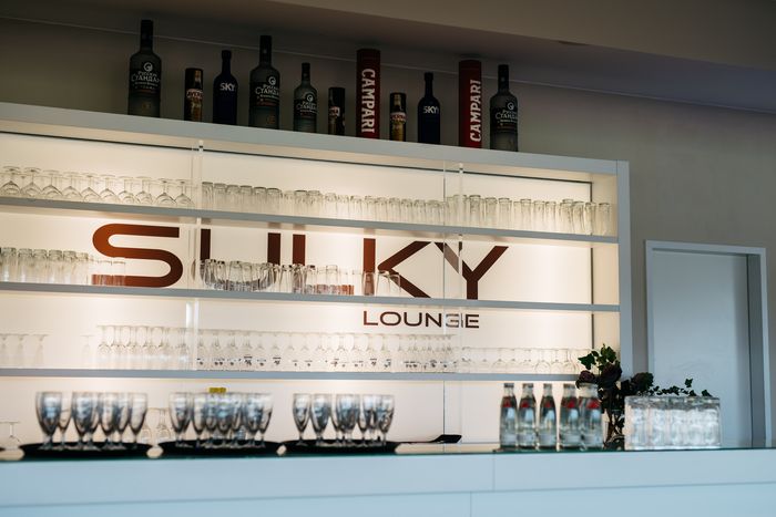 Bar der Sulky Lounge mit Gläsern und Flaschen auf der Trabrennbahn Bahrenfeld