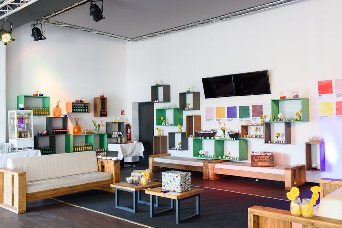 Workshop-Bereich mit bunten Regalen und Stellwänden auf der Trabrennbahn Bahrenfeld