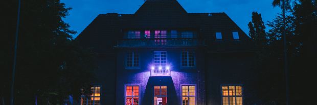 Villa Mignon bei Nacht in violettes Licht getaucht mit Gartenfest in Hamburg