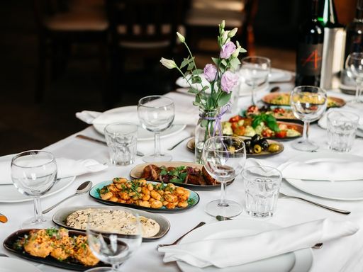 Elegant eingedeckte Tafel mit Blumen und Kerzen in der Villa Mignon Hamburg