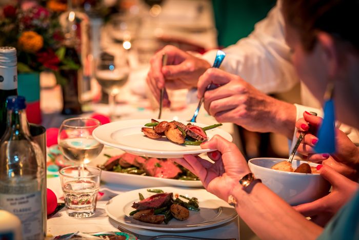 Gäste genießen ein mehrgängiges Menü aus eigener Küche in der Villa Mignon