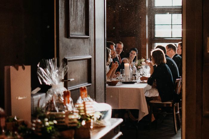 Gäste beim Dinner im warmen Kerzenlicht in der Villa Mignon Hamburg