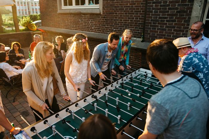 Team spielt Tischkicker im Hof der Villa Mignon in Hamburg