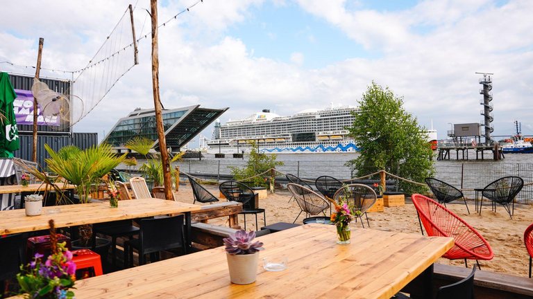 Platz am Fischereihafen – 1.500 m² Open-Air direkt am Wasser, mit Bühne, Galerie und Aussichtsplattform.