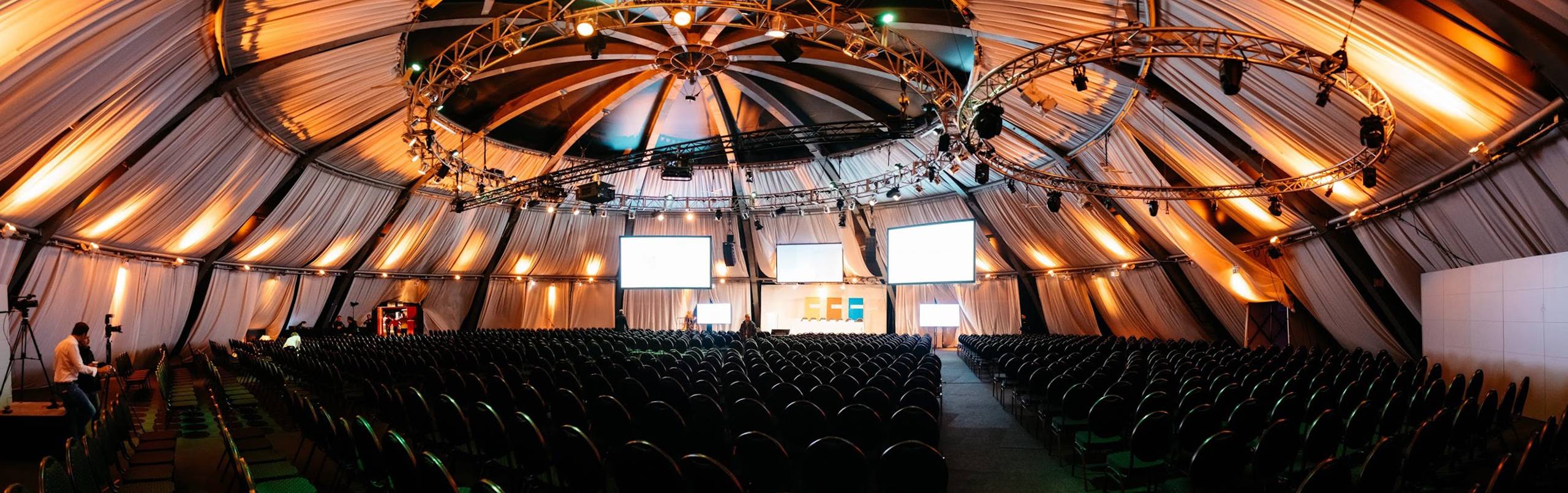 Location Kuppel Hamburg große Tagungsräume mit Bühne für Vorträge und Ansprachen