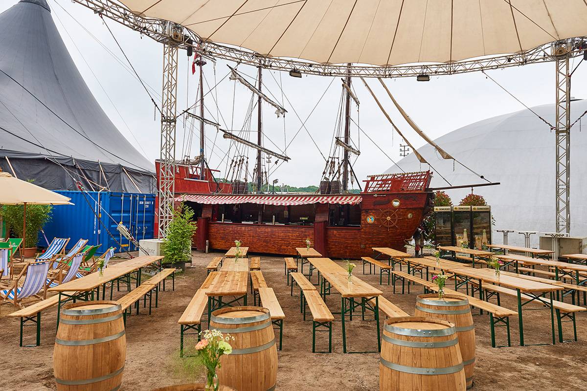 Referenz Bio-Pharma-Konzern Outdoor maritime Gestaltung mit Schiff als Bar und Holzfässern